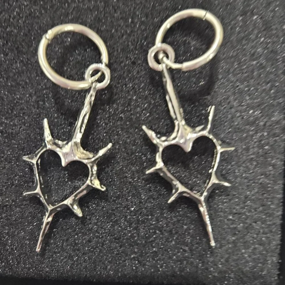 New GOTH SILVER HEART W ROSE BRIER THORNS DANGLE DROP EARRINGS  (NWOT) JEWELRY - Picture 2 of 4